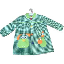 21 MANDILON BOTONES PERRO VERDE GARVEL. ROPA PARA BEBES ,PREMAMA Y COLEGIAL - COLEGIO ,MANDILONES, MOCHILAS CON BOTONES . TALLAS