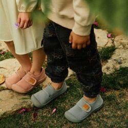 ZAPATILLAS SKIN SHOES GREY ATTIPAS JOYKIDS. ZAPATOS PARA BEBE - CALZADO NIÑA CHANCLAS Y CANGREJERAS ZAPATILLAS DE LONETAS .