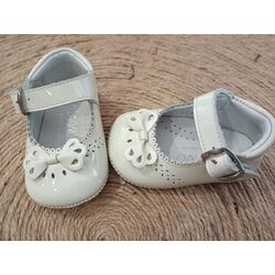 A2209 PEUCA DE CHAROL CON LAZO EN BEIGE PANYNO. ZAPATOS PARA BEBE - CALZADO Peuca de Niña Bautizo OUTLET . CALZADO 16.