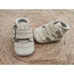 2247 Peuca bota con picado con adorno de lazo  Giovi. ZAPATOS PARA BEBE - CALZADO Peuca de Bautizo Niña invierno ,Bota ,Botas