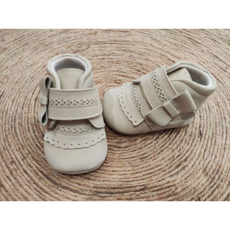 2247 Peuca bota con picado con adorno de lazo Giovi. ZAPATOS PARA BEBE - CALZADO Peuca de Bautizo Niña invierno ,Bota ,Botas 2247 Peuca bota con picado con adorno de lazo Giovi. ZAPATOS PARA BEBE - CALZADO Peuca de Bautizo Niña invierno ,Bota ,Botas