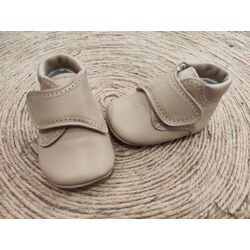 855 Zapato peuca napa arena con cierre de velcro  Giovi. ZAPATOS PARA BEBE - CALZADO Peuca de Niño invierno ,Bota ,Botas con