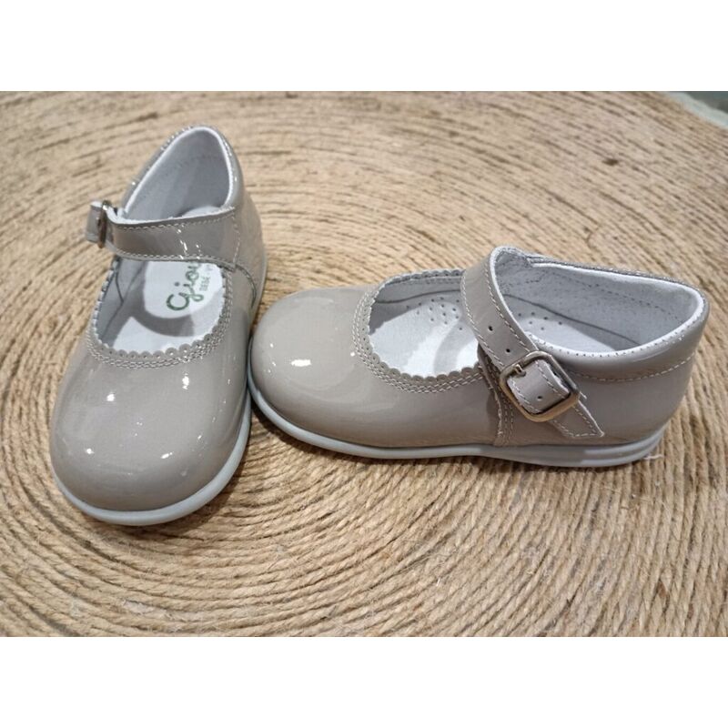 813 ZAPATO NIÑA CHAROL GRIS PERLA GIOVI. ZAPATOS PARA BEBE - CALZADO NIÑA . CALZADO 22. 813 ZAPATO NIÑA CHAROL GRIS PERLA GIOVI. ZAPATOS PARA BEBE - CALZADO NIÑA . CALZADO 22.