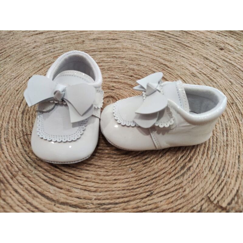 PEUCA 2601 CHAROL BLANCO GIOVI. ZAPATOS PARA BEBE - CALZADO Peuca de Niña Niño OUTLET . CALZADO 15. PEUCA 2601 CHAROL BLANCO GIOVI. ZAPATOS PARA BEBE - CALZADO Peuca de Niña Niño OUTLET . CALZADO 15.