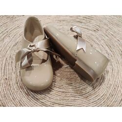 ZAPATO B2104 CHAROL CON LAZO CAMEL  PANYNO. OUTLET ZAPATOS PARA BEBE - CALZADO NIÑO NIÑA . CALZADO 24. 