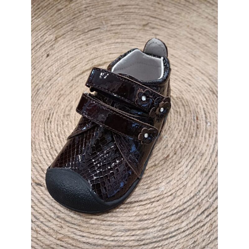 Zapato charol velcro niña 90188 Cuquito. ZAPATOS PARA BEBE - CALZADO NIÑA NIÑO . CALZADO 21. Color MARRON. 