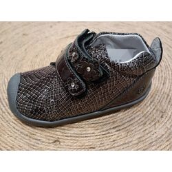 Zapato charol velcro niña 90188 Cuquito. ZAPATOS PARA BEBE - CALZADO NIÑA NIÑO . CALZADO 23. Color GRIS . 