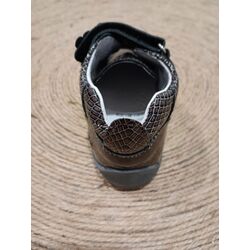 Zapato charol velcro niña 90188 Cuquito. ZAPATOS PARA BEBE - CALZADO NIÑA NIÑO . CALZADO 23. Color GRIS . 