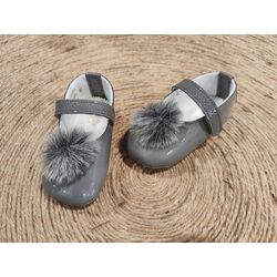 Peuca  mercedes charol gris con pompom niña 50768 Cuquito. ZAPATOS PARA BEBE - CALZADO Peuca de Niña verano ,Sandalias invierno