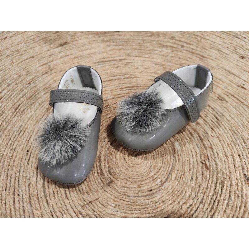 Peuca mercedes charol gris con pompom niña 50768 Cuquito. ZAPATOS PARA BEBE - CALZADO Peuca de Niña verano ,Sandalias invierno Peuca mercedes charol gris con pompom niña 50768 Cuquito. ZAPATOS PARA BEBE - CALZADO Peuca de Niña verano ,Sandalias invierno