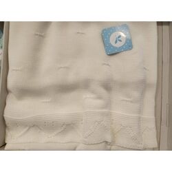 25AM 704 Toquilla modelo Diana Sardón. COCHECITOS-CARRICOCHES PARA BEBE SACOS Y TEXTILES CHALES MANTAS . Color Blanco. 