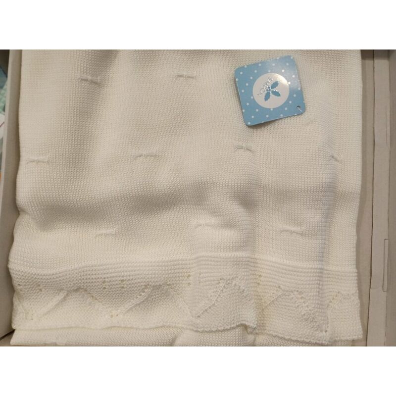 25AM 704 Toquilla modelo Diana Sardón. COCHECITOS-CARRICOCHES PARA BEBE SACOS Y TEXTILES CHALES MANTAS . Color Blanco. 