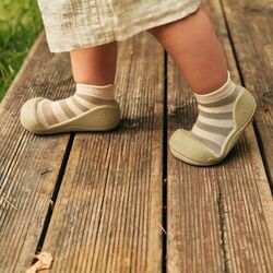 ATTIPAS Stripe Olive. ZAPATOS PARA BEBE - CALZADO NIÑO NIÑA CHANCLAS Y CANGREJERAS ZAPATILLAS DE LONETAS . CALZADO 19. 