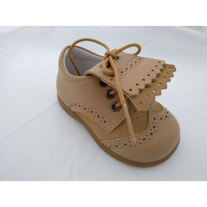 2366 ZAPATO CON LENGÜETA EXTRAIBLE NAPA ARENA GIOVI. ZAPATOS PARA BEBE - CALZADO NIÑA NIÑO OUTLET . CALZADO 18. Color ARENA.