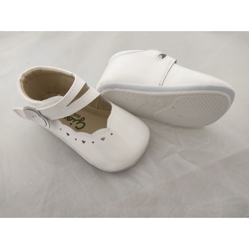2527 PEUCA CHAROL BLANCO CON PRESUELA GIOVI. ZAPATOS PARA BEBE - CALZADO Peuca de Niña Bautizo verano ,Sandalias . CALZADO 18. 