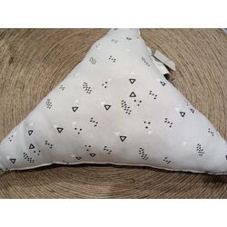 COJIN TRIANGULO LEON COIMASA. ROPA PARA BEBES ,PREMAMA Y COLEGIAL - COLEGIO ,MANDILONES, MOCHILAS ACCESORIOS MOBILIARIO