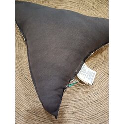 COJIN TRIANGULO LEON COIMASA. ROPA PARA BEBES ,PREMAMA Y COLEGIAL - COLEGIO ,MANDILONES, MOCHILAS ACCESORIOS MOBILIARIO